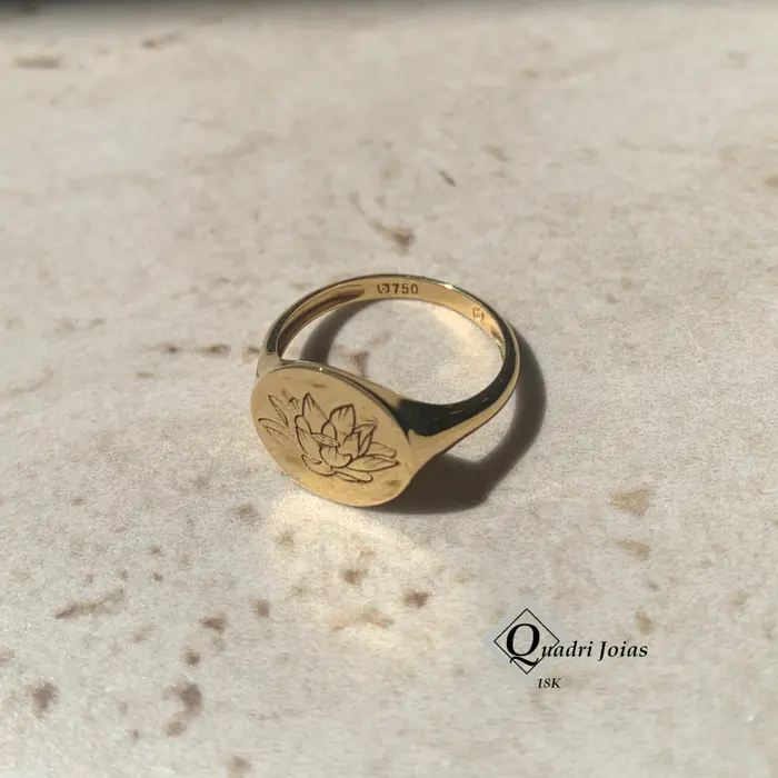 Anel de dedinho em ouro amarelo 18k com flor de lótus gravada