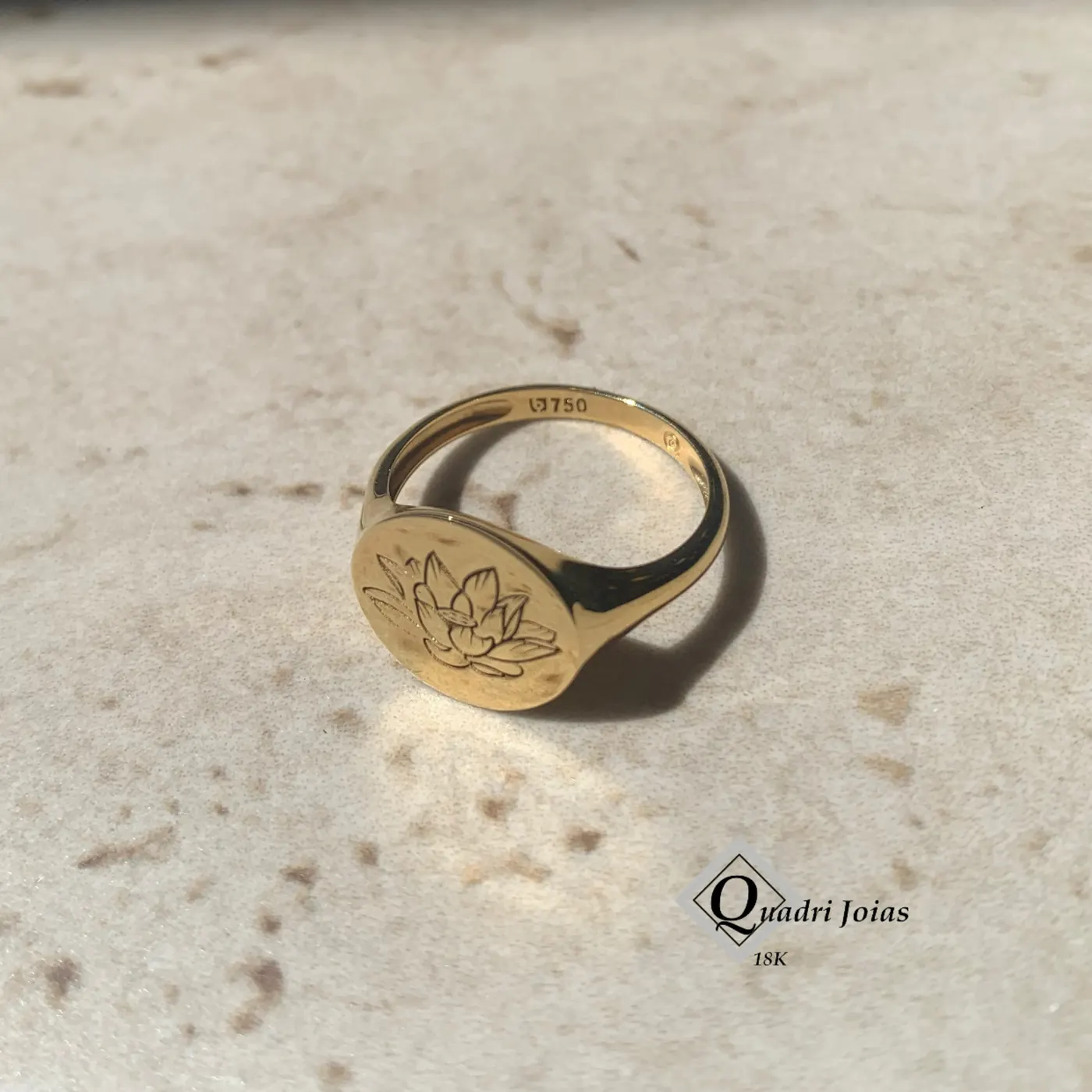 Anel em ouro amarelo 18k com a marcação 750 gravada no interior