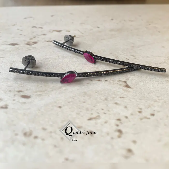 Brincos de barra em ouro branco com ródio negro, diamantes negros e rubis navete