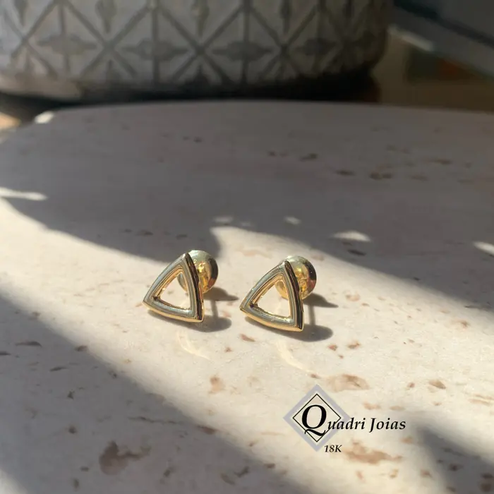 Par de brincos triangulares vazados em ouro amarelo 18k