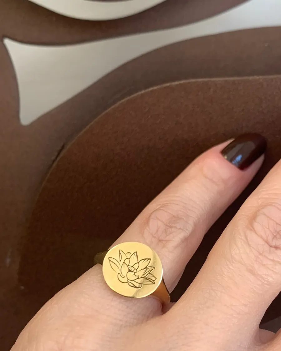Anel de dedinho em ouro amarelo 18k com flor de lótus gravada