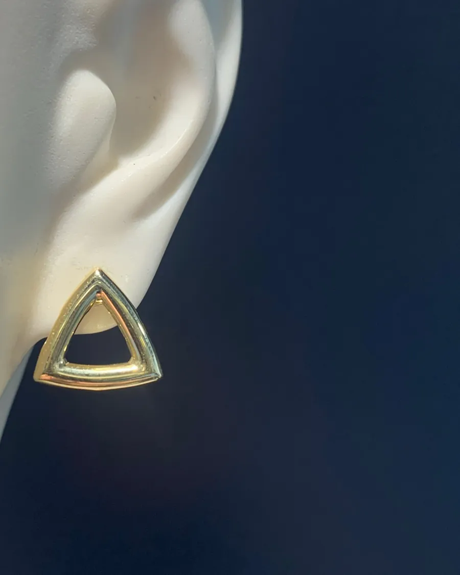 Brinco triangular em ouro amarelo 18k