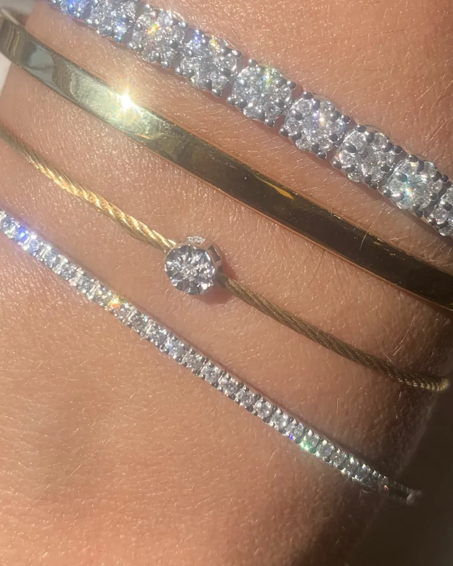 Composição de pulseiras em ouro 18k e diamantes no pulso