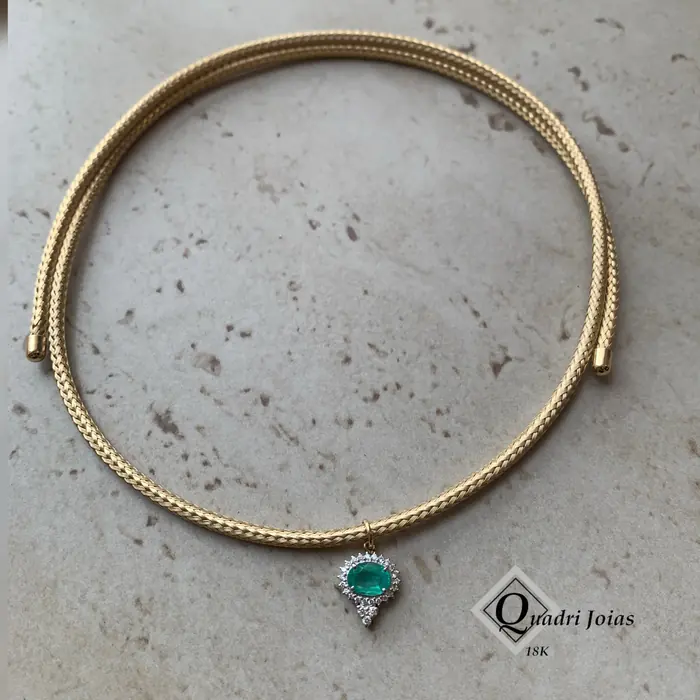 Colar ímã em malha de ouro amarelo 18k com pingente de esmeralda e diamantes