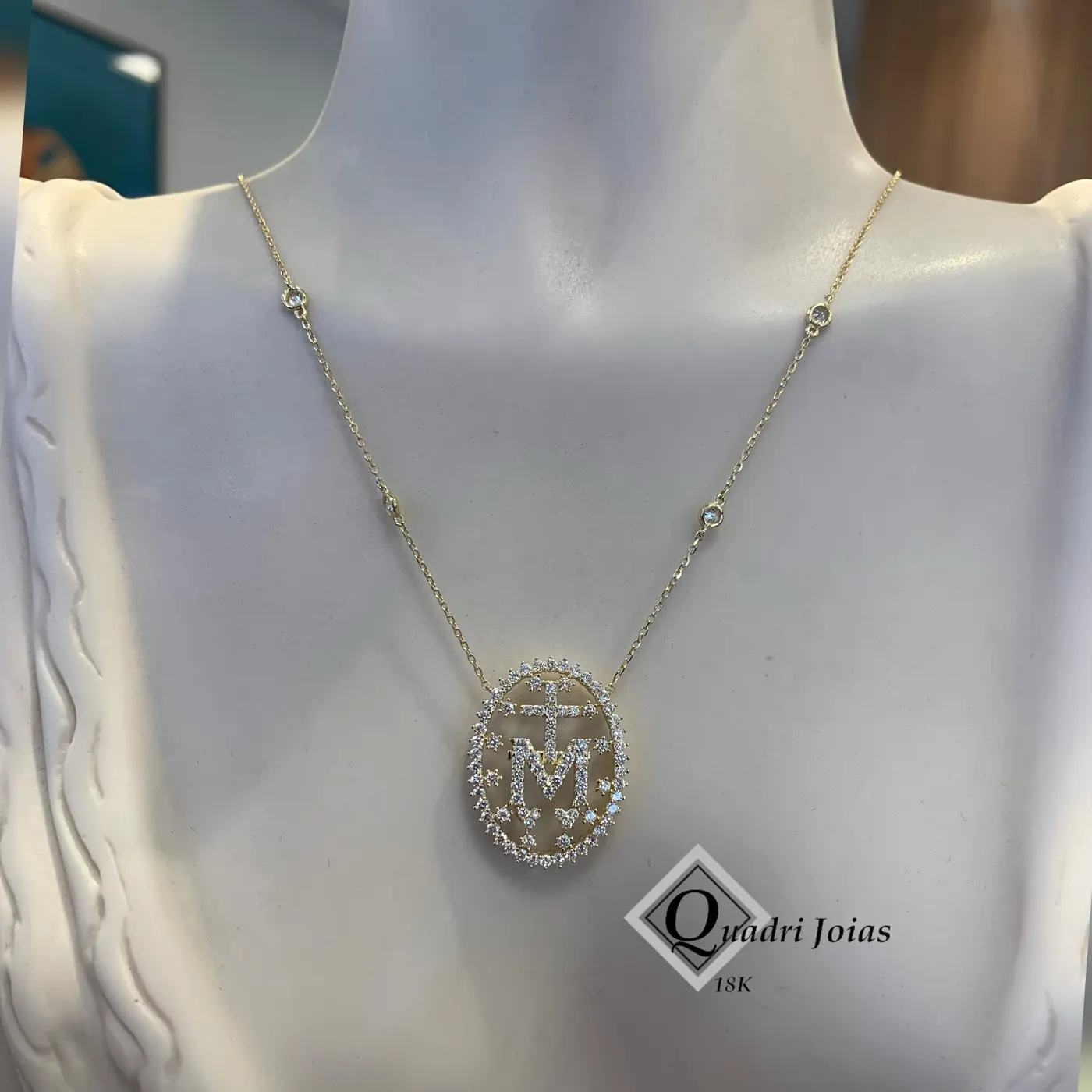Colar Nossa Senhora das Graças em ouro amarelo 18k e diamantes exposto em busto