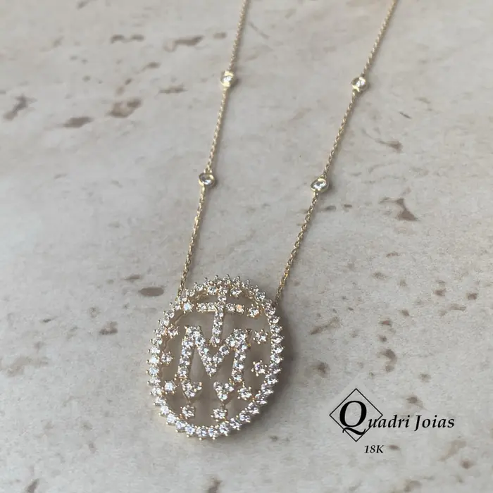 Colar com medalha de Nossa Senhora das Graças cravejada de diamantes em ouro amarelo 18k