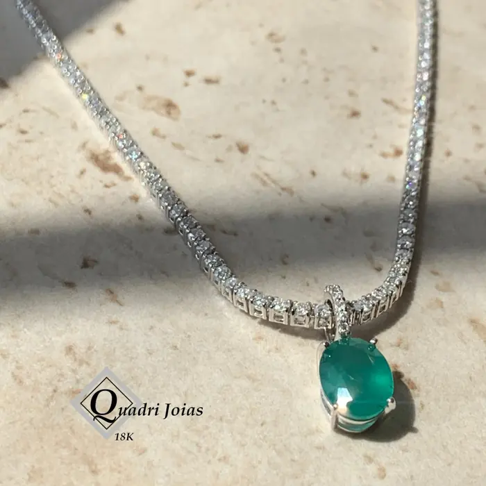 Colar riviera de diamantes com pingente de esmeralda oval
