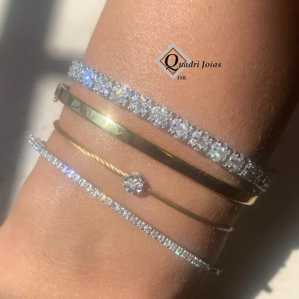 Pulseiras de ouro 18k e diamantes no pulso