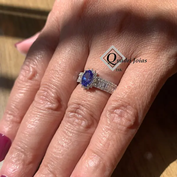 Anel de tanzanita e diamantes na mão
